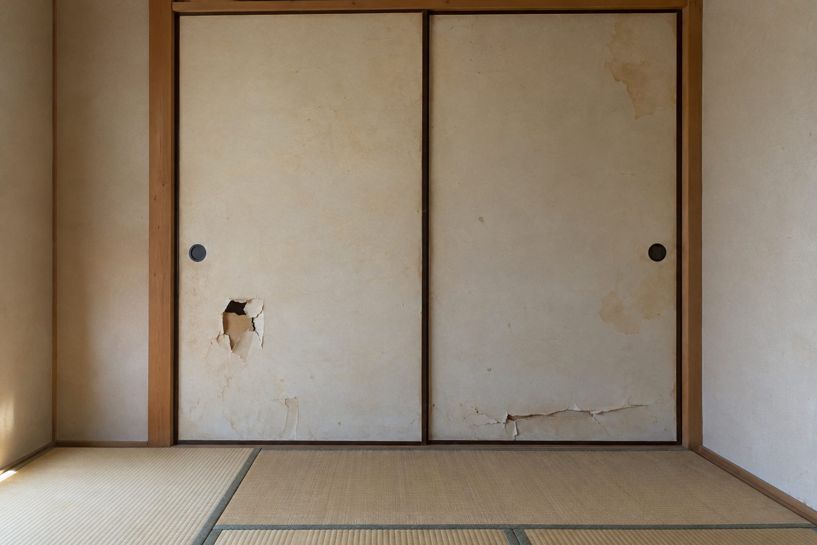 張り替える前の、破れとしみのある和室のふすまのイメージ写真